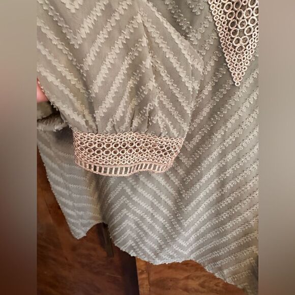 Chevron striped eye lit lace blouse - Picture 5 of 9